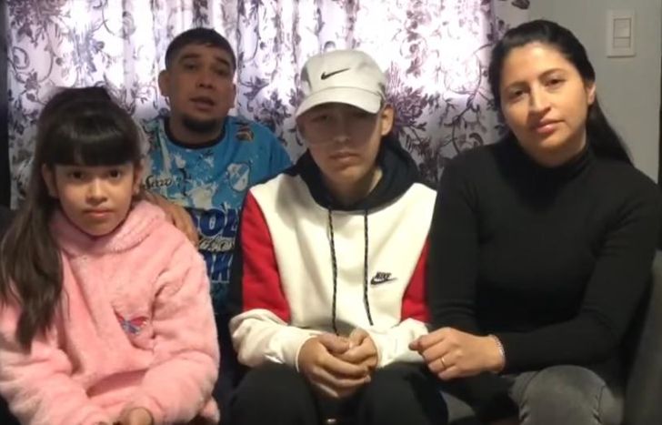 Román junto a su familia.