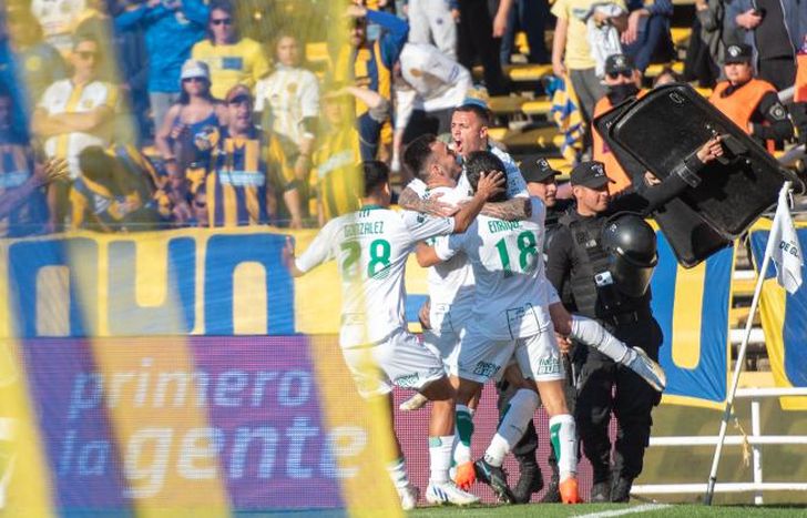 Todos abrazan a Urzi, autor de un golazo.