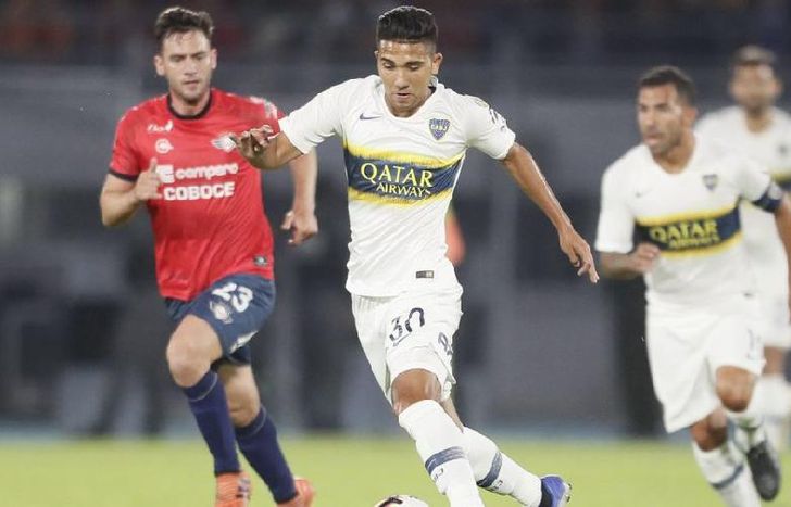 Bebelo Reynoso encabeza un ataque de Boca en la altura de Cochabamba.