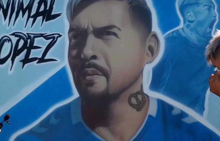 Luis no aguantó  el llanto cuando vi su imagen en el mural.