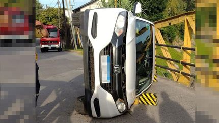 video: una camioneta volco en un puente de temperley