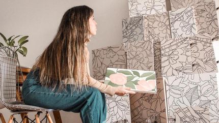 Sofía se ve representada en las flores y así trasmite su arte.