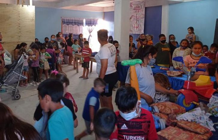 Chicos y grandes disfrutaron de la merienda de Reyes.