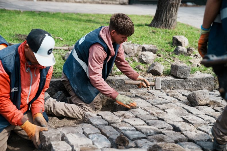 Los Adoquinadores de la Comunidad siguen trabajando en calles empedradas.