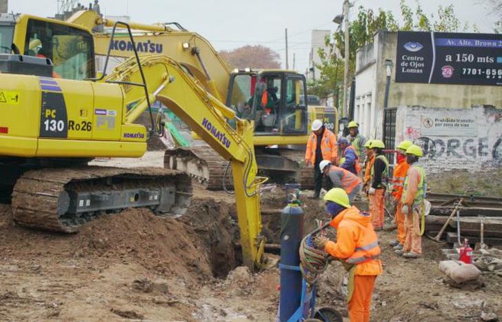 En Banfield hicieron excavaciones en las vías para instalar el sistema pluvial.