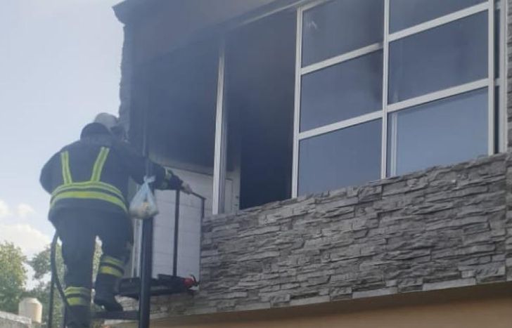 Bomberos de Lomas apagaron el incendio en el departamento.