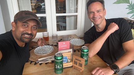 Insólito: el explorador de origen indio, Sandesh Kadur junto a su amigo Patricio Thijssen en Lomas. Insólito: el explorador de origen indio, Sandesh Kadur junto a su amigo Patricio Thijssen en Lomas.