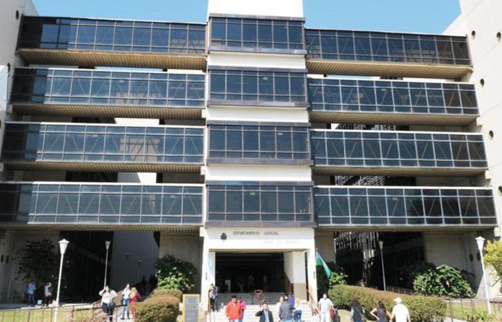 Un empleado judicial de Lomas fue acusado de pedir de dinero para entregar notificaciones.