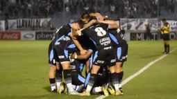 Todos abrazando a Luis López, autor del gol.