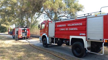 Los Bomberos Voluntarios de Lomas trabajaron en la extinción de las llamas.