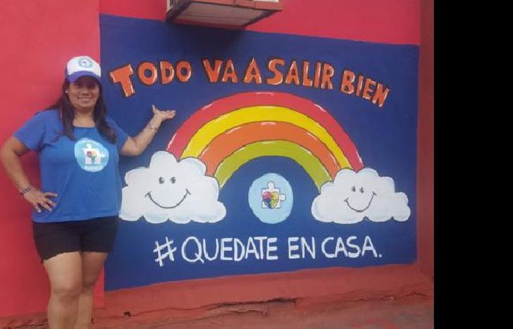La fundadora del grupo hizo un mural en su terraza para alentar a todas las familias.