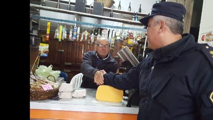 los comisarios visitan a los vecinos puerta a puerta
