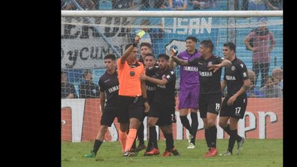 denis se sumo a las criticas de lanus por los arbitrajes