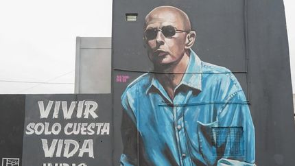 El Indio Solari, inmortalizado en Fiorito con un enorme mural.