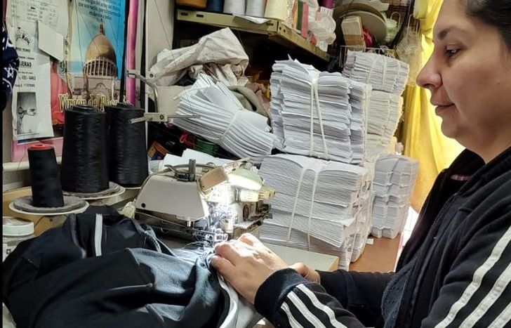 Romina está orgullosa de ser costurera y de haber salido adelante gracias a la profesión y a la ayuda del Municipio.