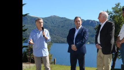 Télam 28/12/2016 Neuquén: El presidente Mauricio Macri encabezó la inauguración de un Centro de Interpretación e Información Turística y Ambiental, en Villa Traful, que estará abierto a la comunidad para la difusión de los atractivos del Corredor de Los Lagos. Lo acompañaron el ministro de Turismo, Gustavo Santos, y otras autoridades nacionales y provinciales.Foto: Presidencia