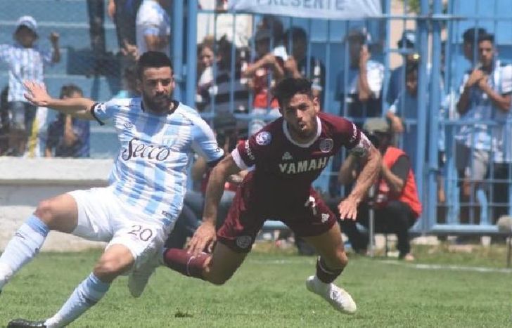 Lautaro Acosta es víctima de infracción en uno de los ataques de Lanús, que igualó en Tucumán.