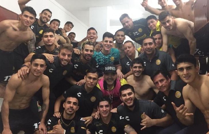 Al término de cada partido, los jugadores y el DT se filman festejando y bailando en el vestuario.