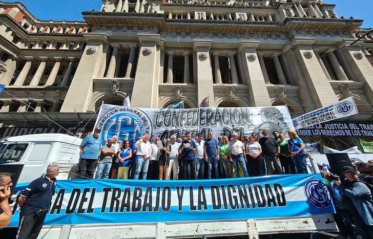 La CGT se moviliza a Tribunales contra la reforma laboral de Javier Milei.