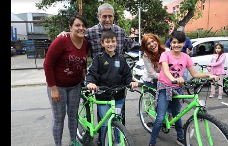 Ferraresi encabezó la entrega de los rodados.
