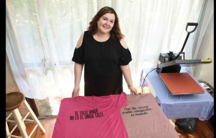 es diseñadora gráfica, estudia relaciones públicas y se dedica a su emprendimiento junto a su pareja y a sus suegros.