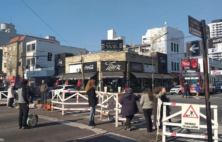 Protesta en Maipú y Alsina.