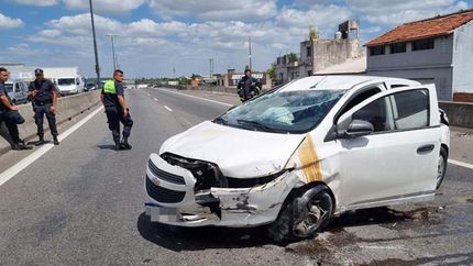 por una mala maniobra, volco un auto en banfield: un herido