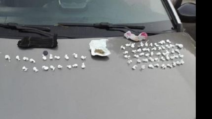 escondían la droga en las medias y en el interior de las cabeceras de las butacas del auto.