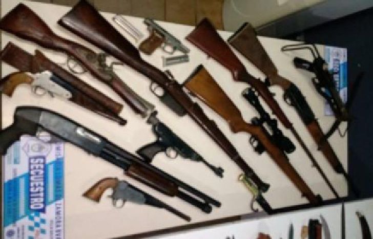 Hallaron armas de fuego, blancas y una gran cantidad de municiones.