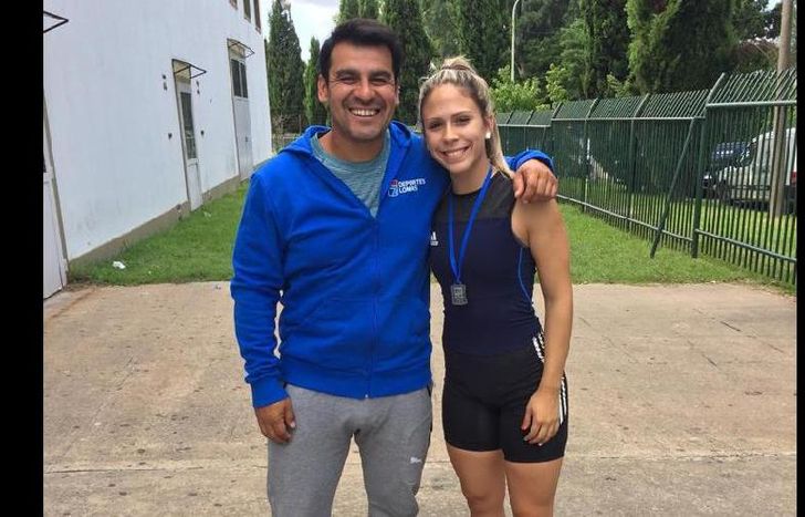 Florencia, con su DT Barros, feliz tras colgarse la medalla del primer puesto.