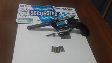 La pistola incautada.