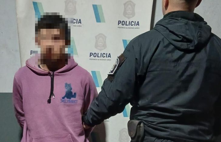 El joven que manejaba la moto robada en Lomas de Zamora.
