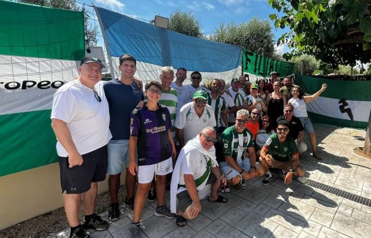 La miembros de la peña se reúnen seguido compartiendo sus pasión por Banfield.