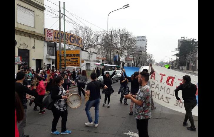 los alumnos y alumnas realizaron un “semaforazo” sobre la avenida yrigoyen.
