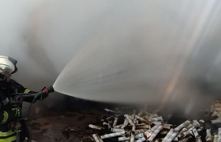 Intenso trabajo de Bomberos Voluntarios de Lomas para controlar la situación.