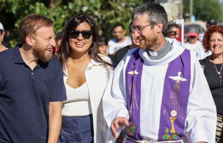 Federico Otermín y Daniela Vilar participaron de distintos Vía Crucis en Lomas.