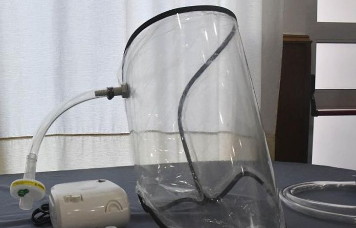 a través de una sustancia nebulizable.