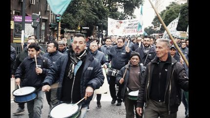 trabajadores de la 165 reclamaron frente a la casa de gobierno