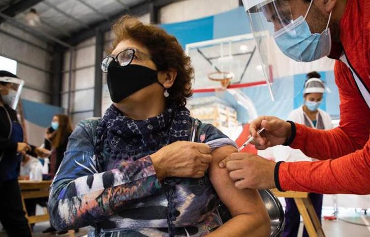 Más del 35% de la población argentina recibió la primera dosis.
