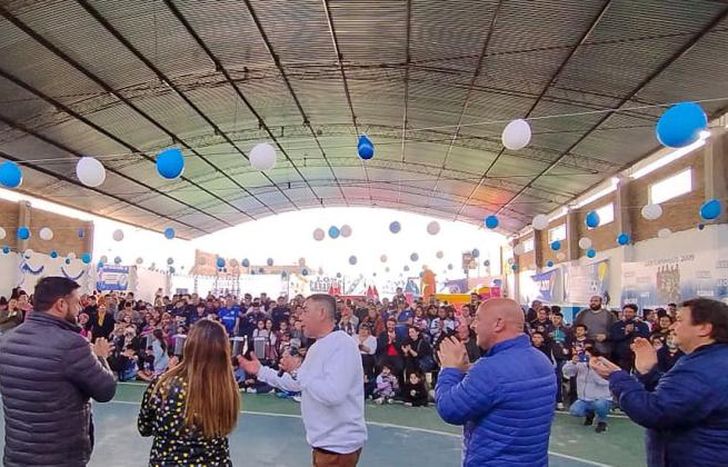 En el Club General Paz inauguraron el nuevo techo de la cancha.