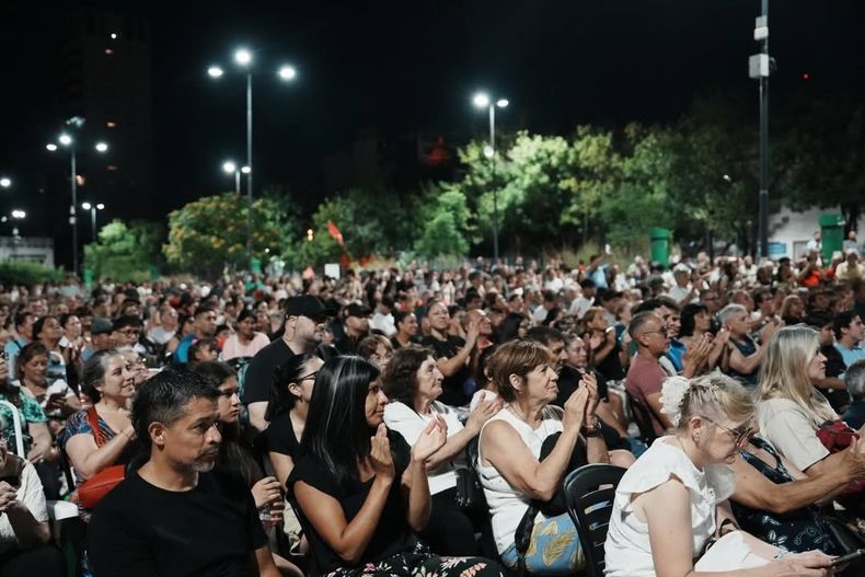 Federico Otermín participó de la fiesta en honor a la Virgen de la Paz en la plaza Grigera, Lomas de Zamora. 