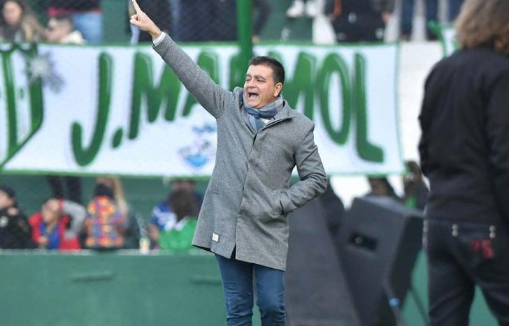 Claudio Vivas, molesto con el empate de su equipo.