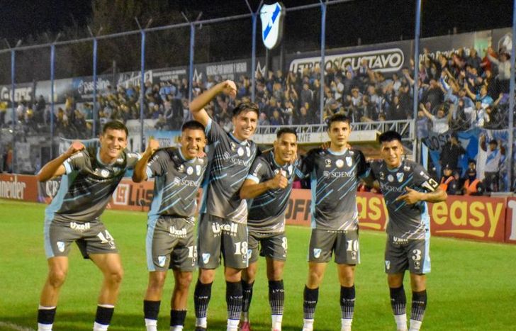 Goleó y se acercó a los puestos de Reducido.