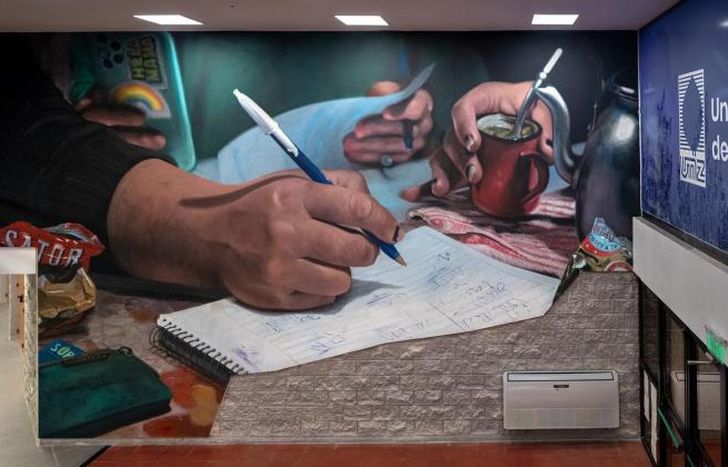 Una de las obras está dentro de la biblioteca.