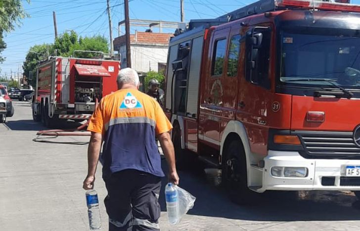 Bomberos de Lomas y Defensa Civil, en el lugar del incendio.