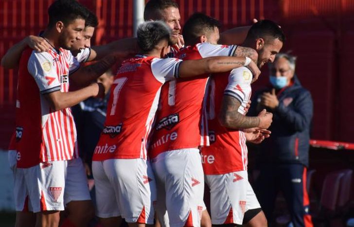 Los Andes celebra el 1-0 de Rivas.