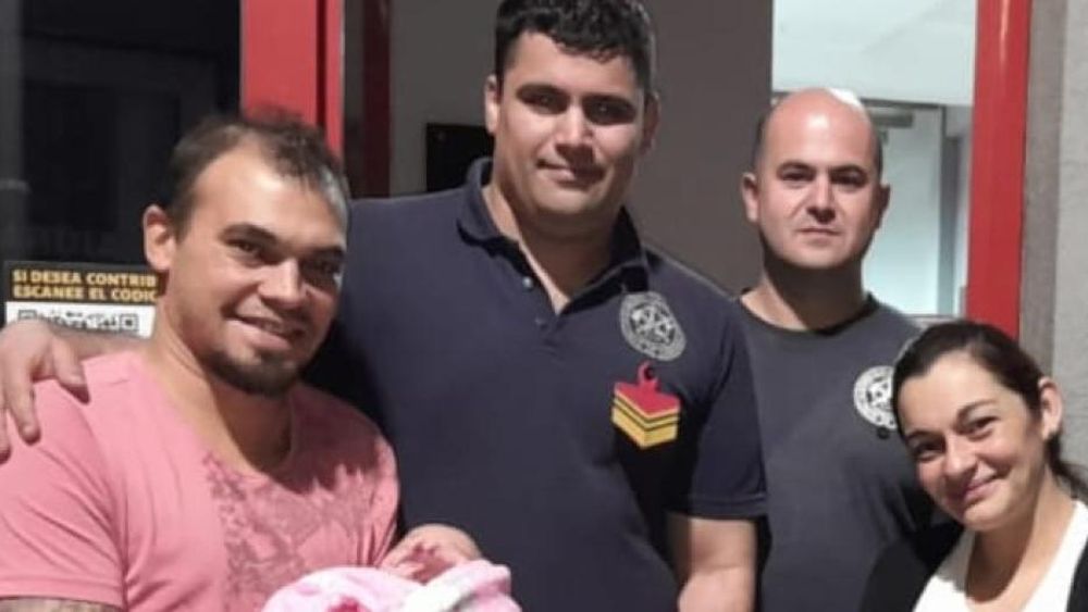 La familia completa fue a agradecer la labor inmediata del bombero del Destacamento San José.