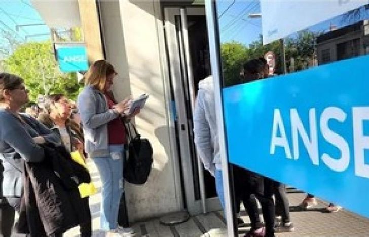 Casi 300 mil personas solicitaron el seguro de desempleo durante el Gobierno de Javier Milei.