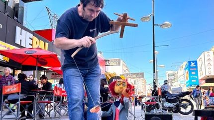 El arte de manejar las marionetas que él mismo crea. El arte de manejar las marionetas que él mismo crea.