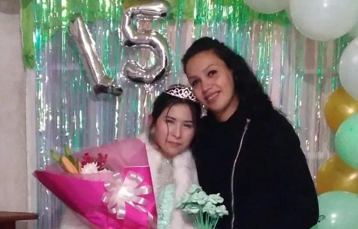 Romina disfruta de organizar las fiestas y acompañar a las quinceañeras en su día.